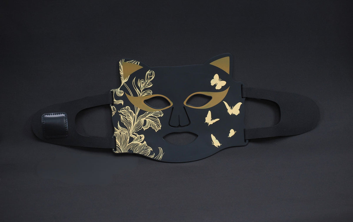 glamour masque LED ONËRA Glam Cat catwoman sexy noir et doré, univers glamour, signature luxe, lumière rouge, soin visage premium