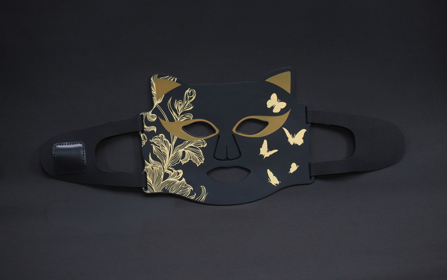 glamour masque LED ONËRA Glam Cat catwoman sexy noir et doré, univers glamour, signature luxe, lumière rouge, soin visage premium