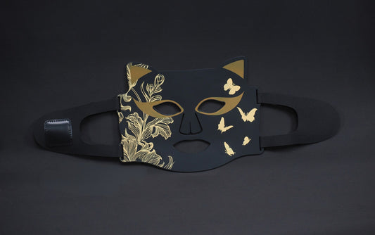 glamour masque LED ONËRA Glam Cat catwoman sexy noir et doré, univers glamour, signature luxe, lumière rouge, soin visage premium
