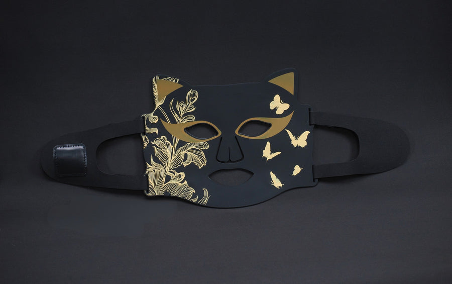 glamour masque LED ONËRA Glam Cat catwoman sexy noir et doré, univers glamour, signature luxe, lumière rouge, soin visage premium