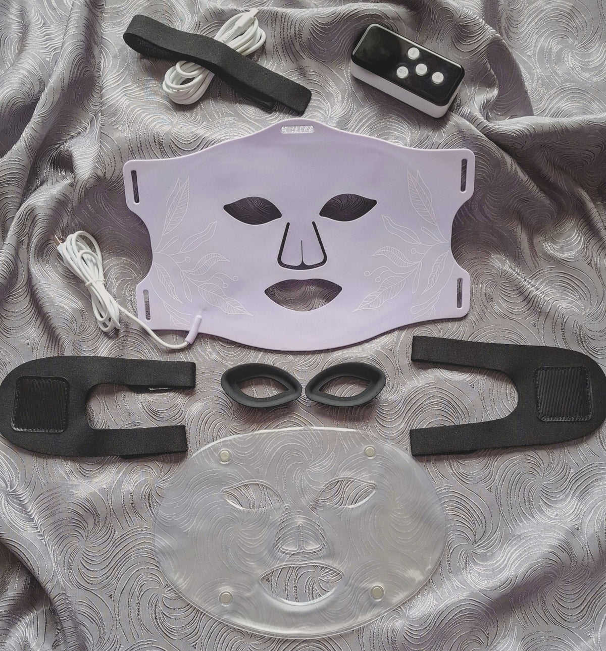 Masque LED La rêveuse  ONËRA rose parme avec finition douce et fleurie, appareil haut de gamme de luminothérapie visage au design féminin pour des soins 8 longueur d'ondes infrarouge désactivable