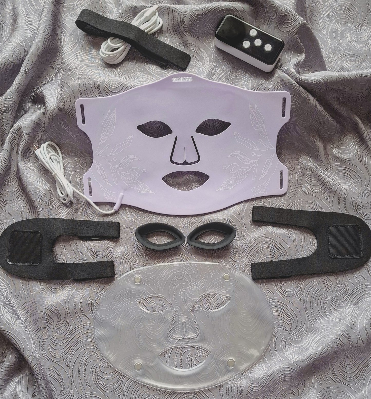 reveuse masque LED ONËRA parme, appareil de soin visage par luminothérapie au design végétal avec télécommande et accessoires pour routine éclat de la peau à domicile