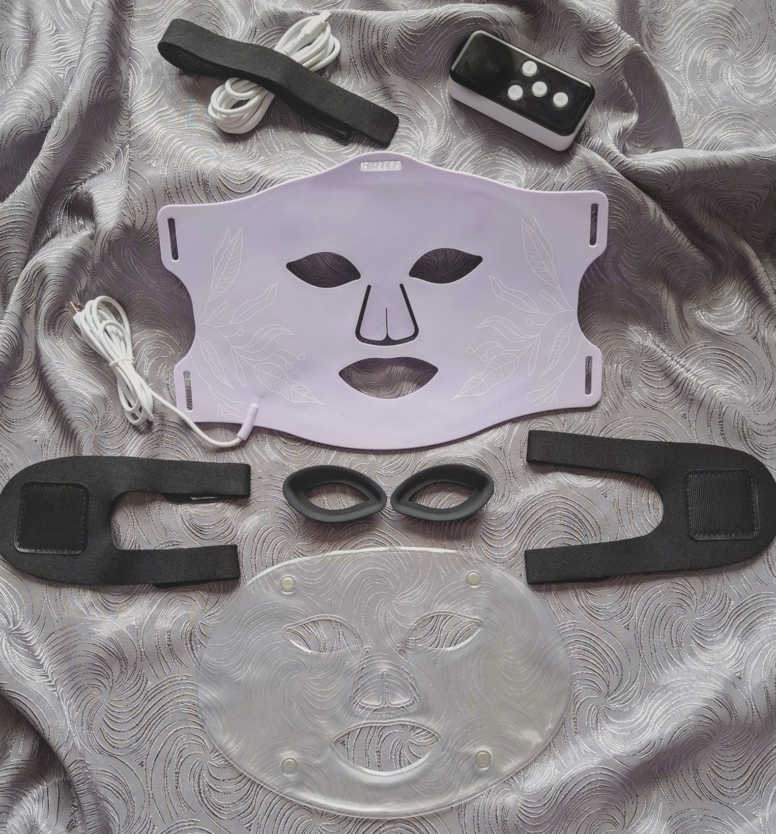 reveuse masque LED ONËRA parme, appareil de soin visage par luminothérapie au design végétal avec télécommande et accessoires pour routine éclat de la peau à domicile